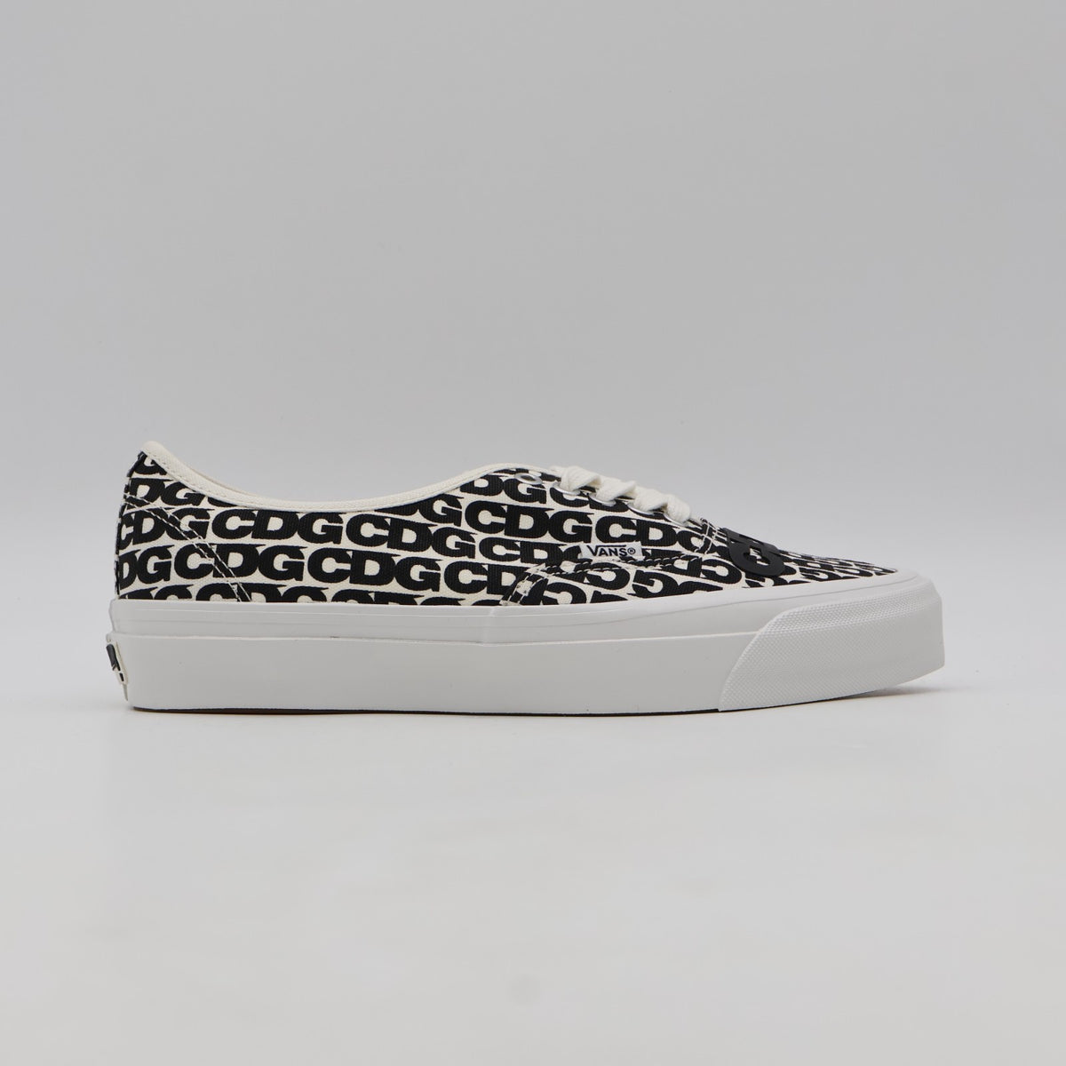 VN000EEUUY6 CDG (COMME des GARCONS) Ã OTW by Vans Authentic White (Men's)