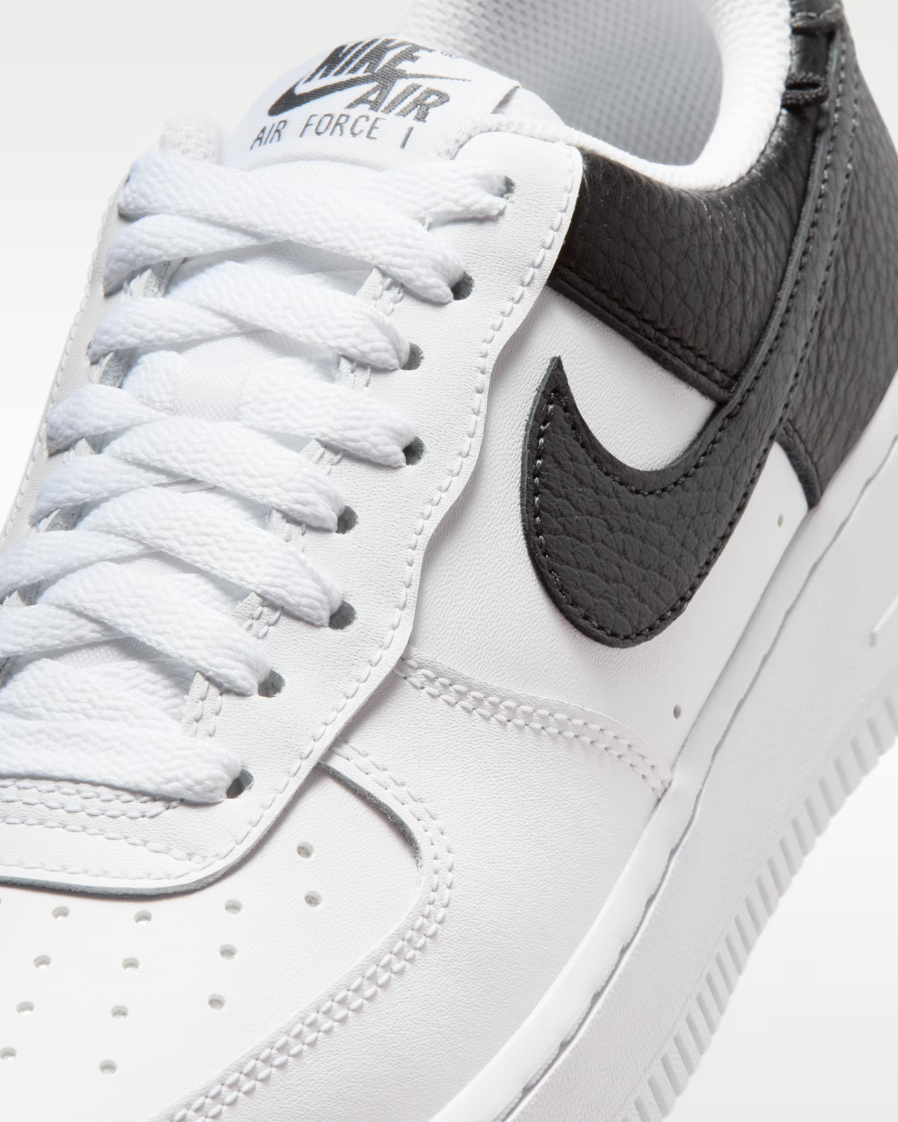 IR0872-001 Nike Air Force 1 '07 "Black/White" (Women's)