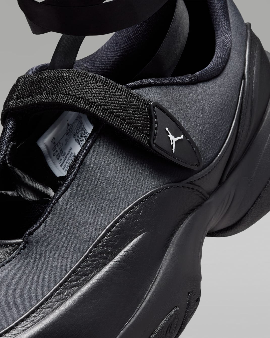 IB8597-004 Nike Jordan Pointe BlackSummit White (Women's)
