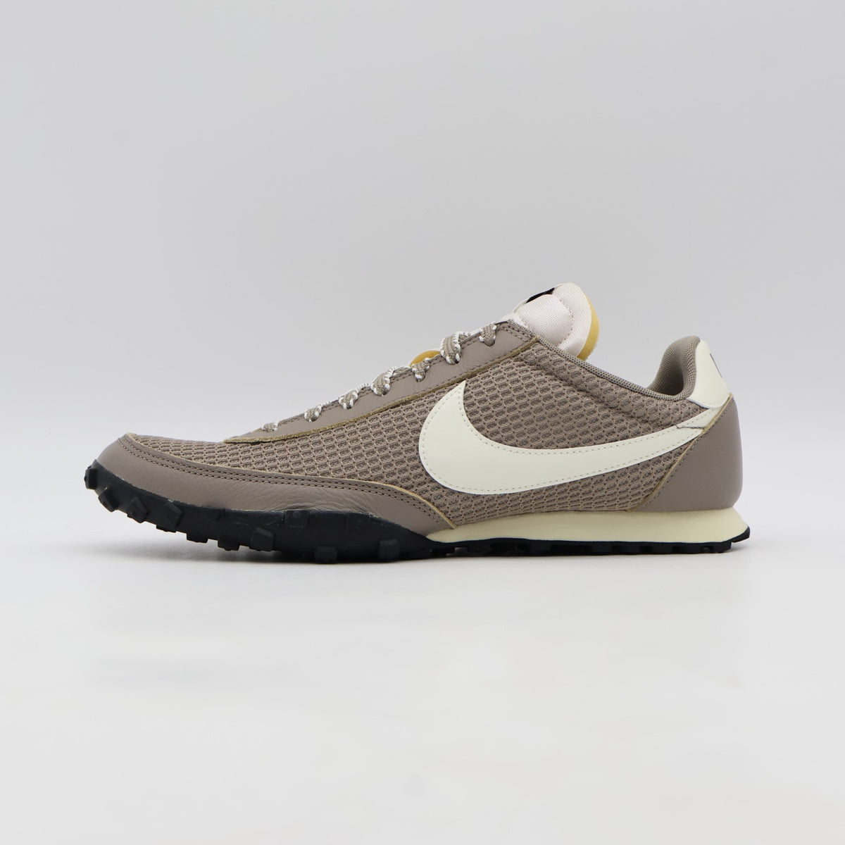 IM8673-001 Nike Waffle Racer SE "Moon Fossil/Sail/Shadow Brown"