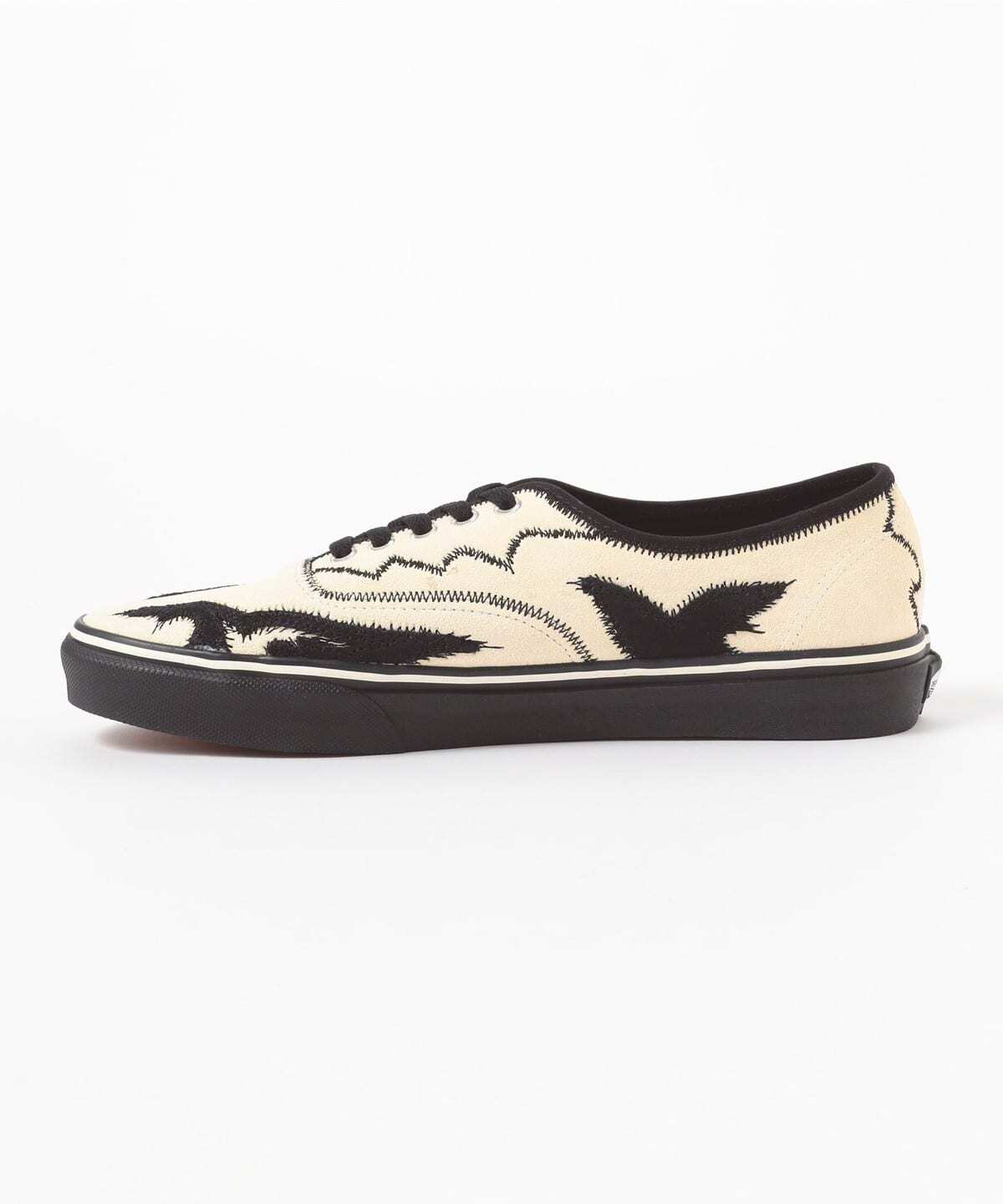 TC32-AJ520 TOGA Ã Vans Authentic White Black (with Socks Pair Set)