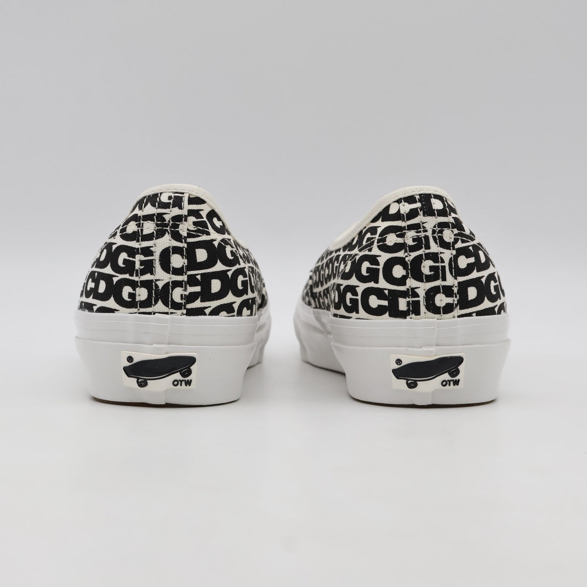 VN000EEUUY6 CDG (COMME des GARCONS) Ã OTW by Vans Authentic White (Men's)