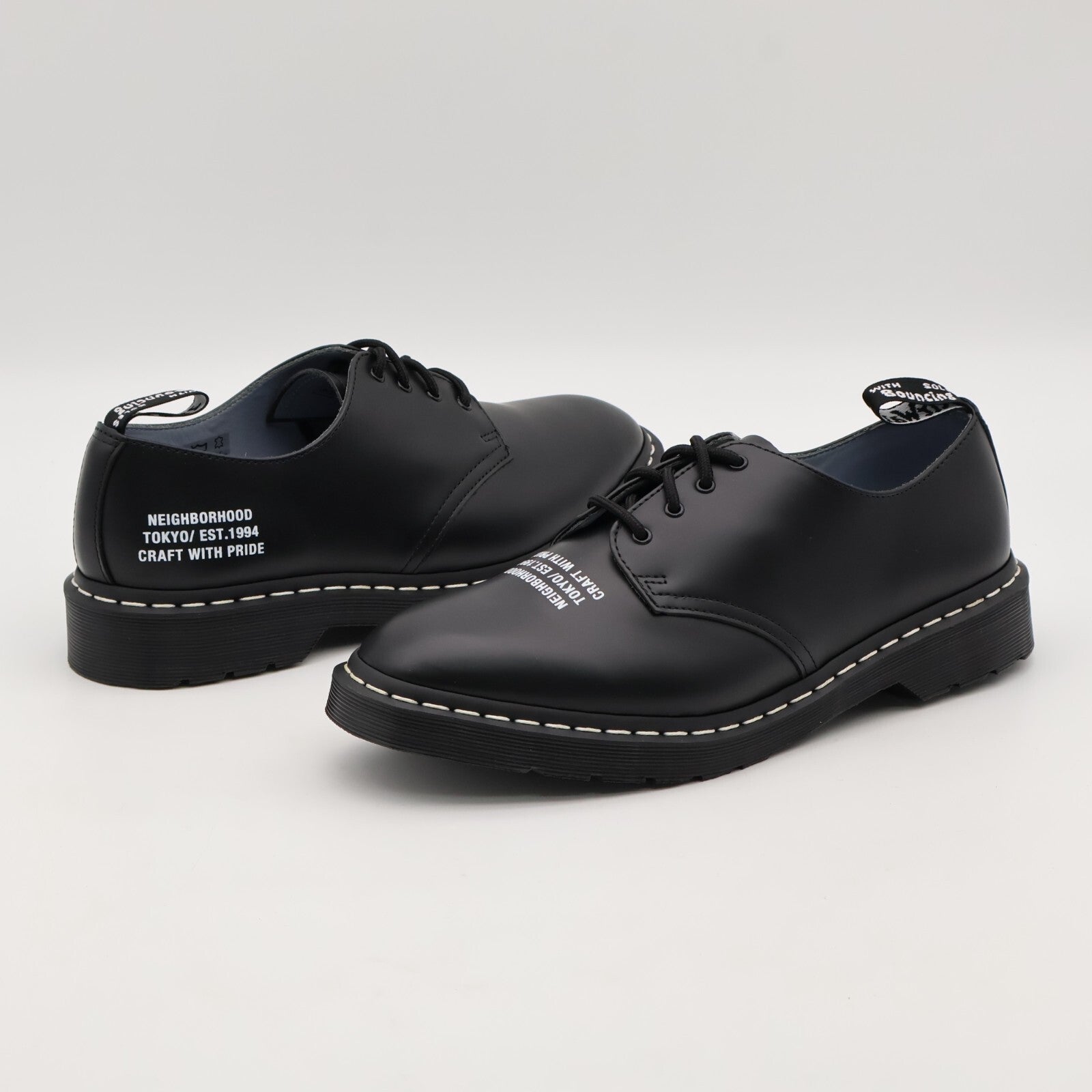 32235001 NEIGHBORHOOD Dr.Martens Smith 4 Hole Black (Men's)
