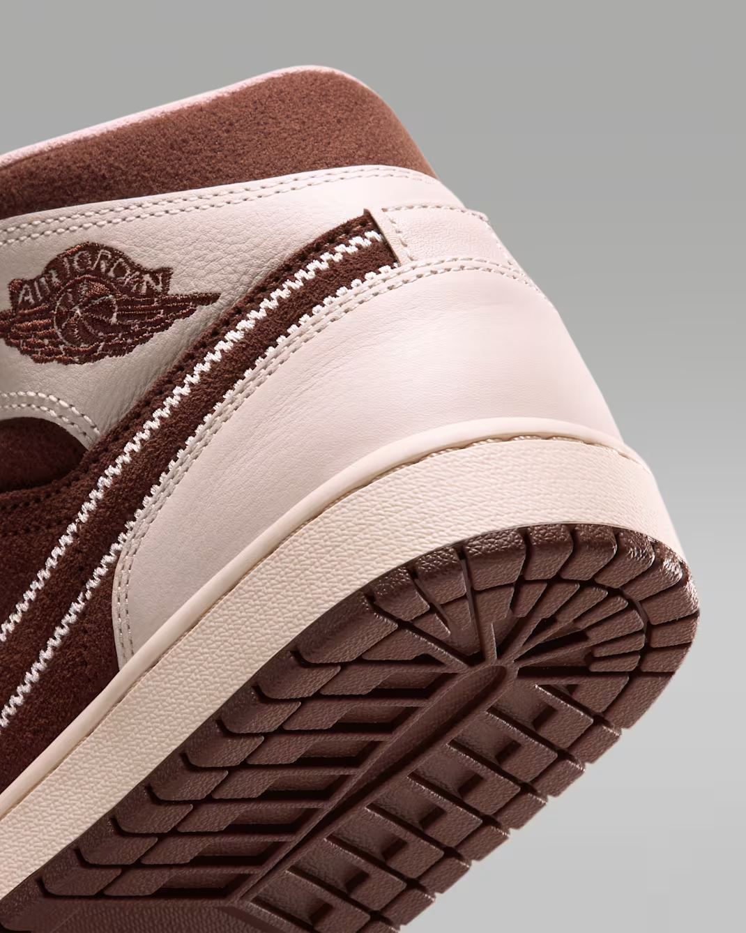 IQ7607-200 AIR JORDAN 1 MID SE (Women's)