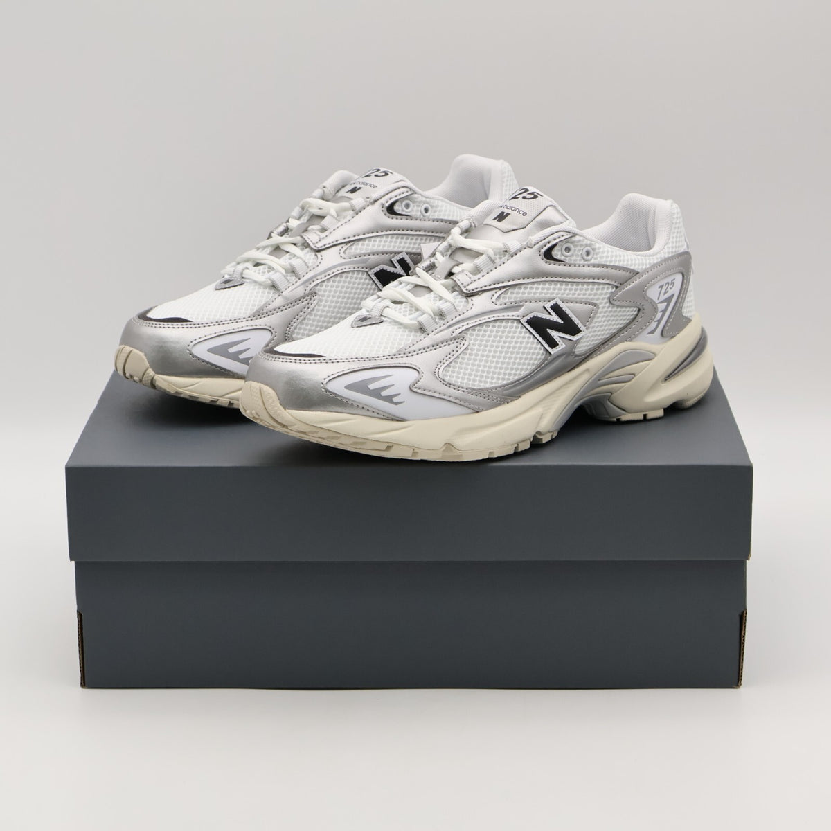 ML725CG New Balance 725 White Black (Men's)