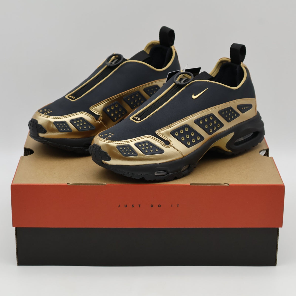 HJ4130-002 Nike Air Max SNDR Black and Metallic Gold (Women's)