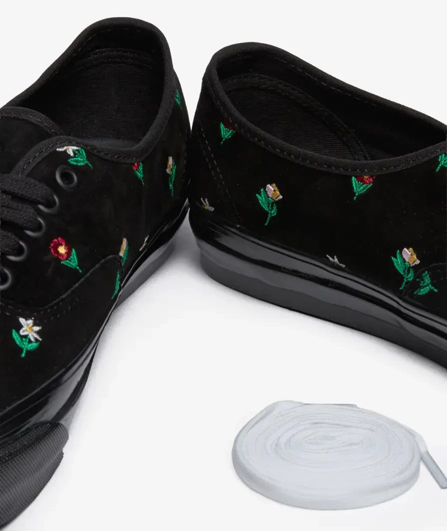 VN00117RBLK OTW by Vans Authentic 44 "Black" (Men's)