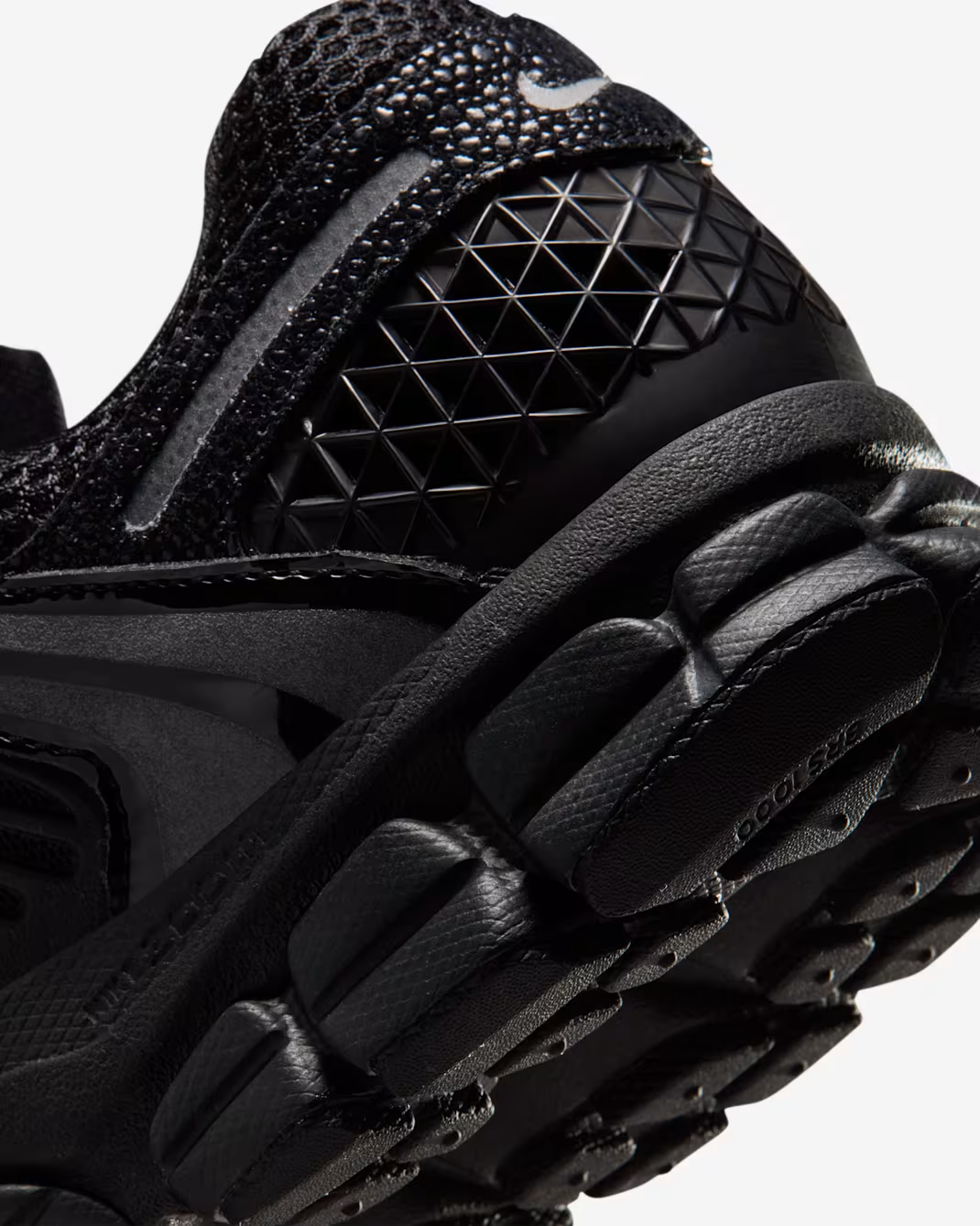 II6236-001 Nike Zoom Vomero 5 Black (Women's)