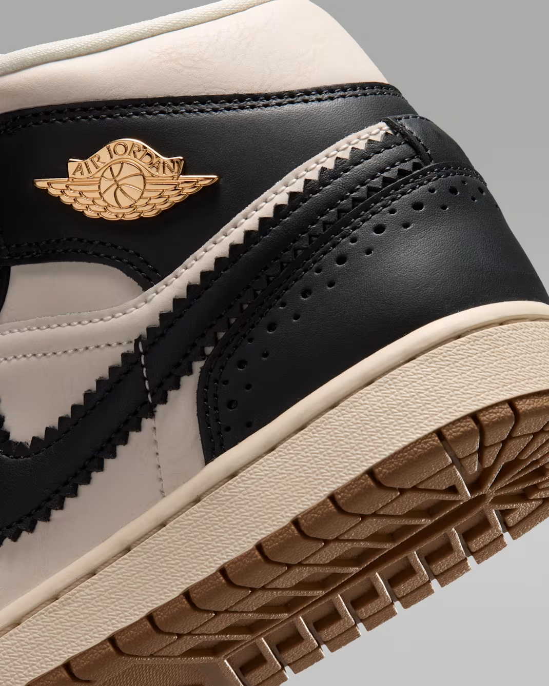IO0760-001 Nike Air Jordan 1 Mid SE Off Noir Chalk (Women's)