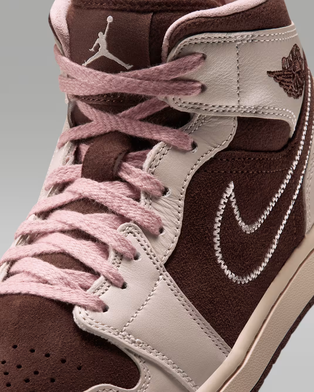 IQ7607-200 AIR JORDAN 1 MID SE (Women's)