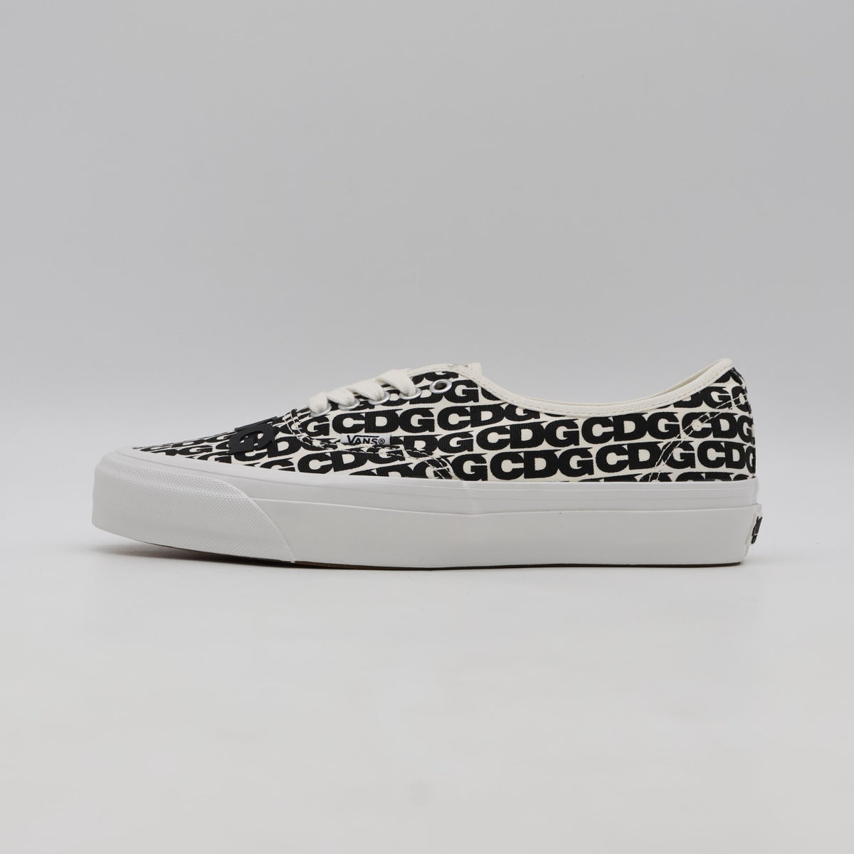 VN000EEUUY6 CDG (COMME des GARCONS) Ã OTW by Vans Authentic White (Men's)