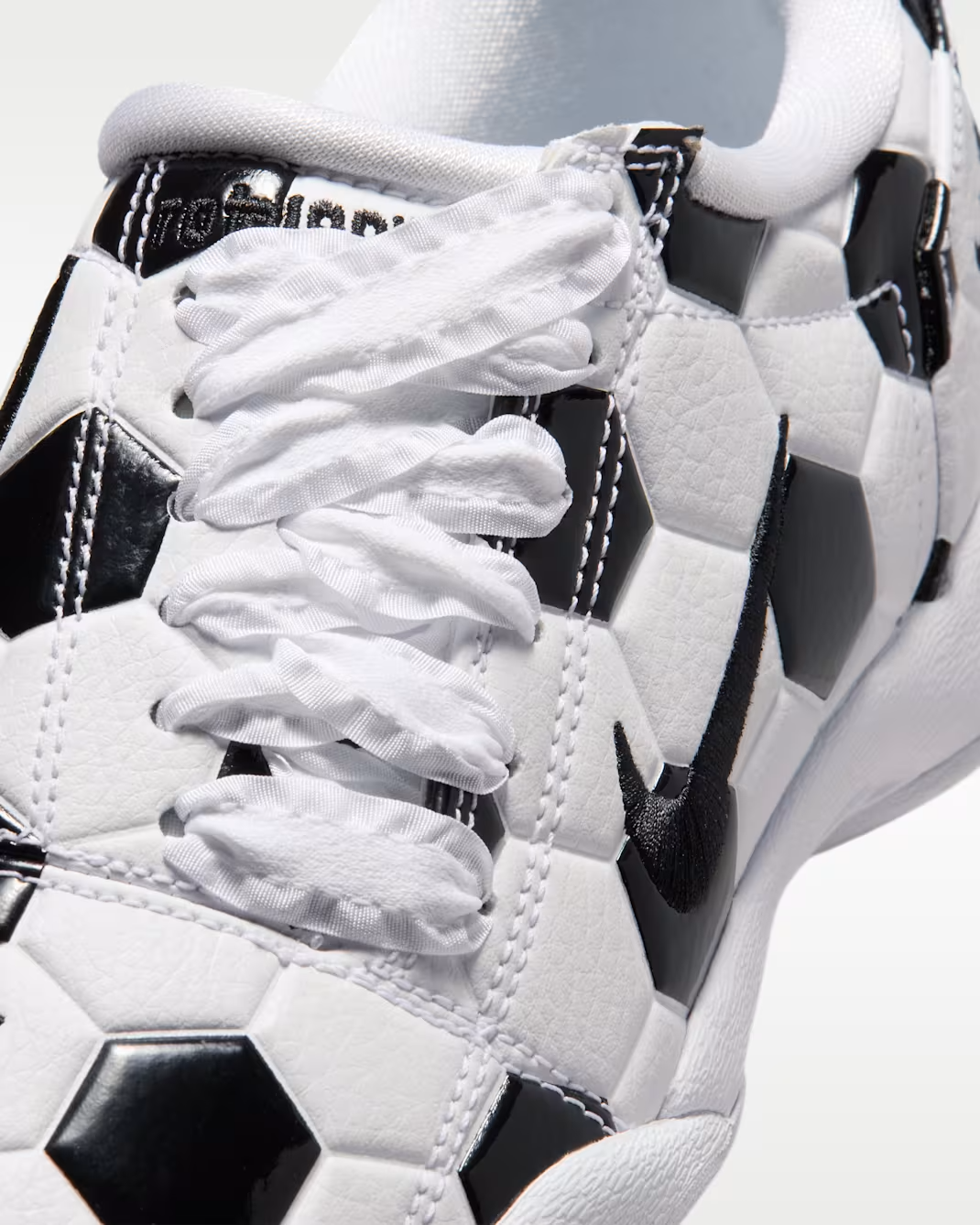 IO2388-100  Nike Total 90 Soccer Ballm White Black (Women's)
