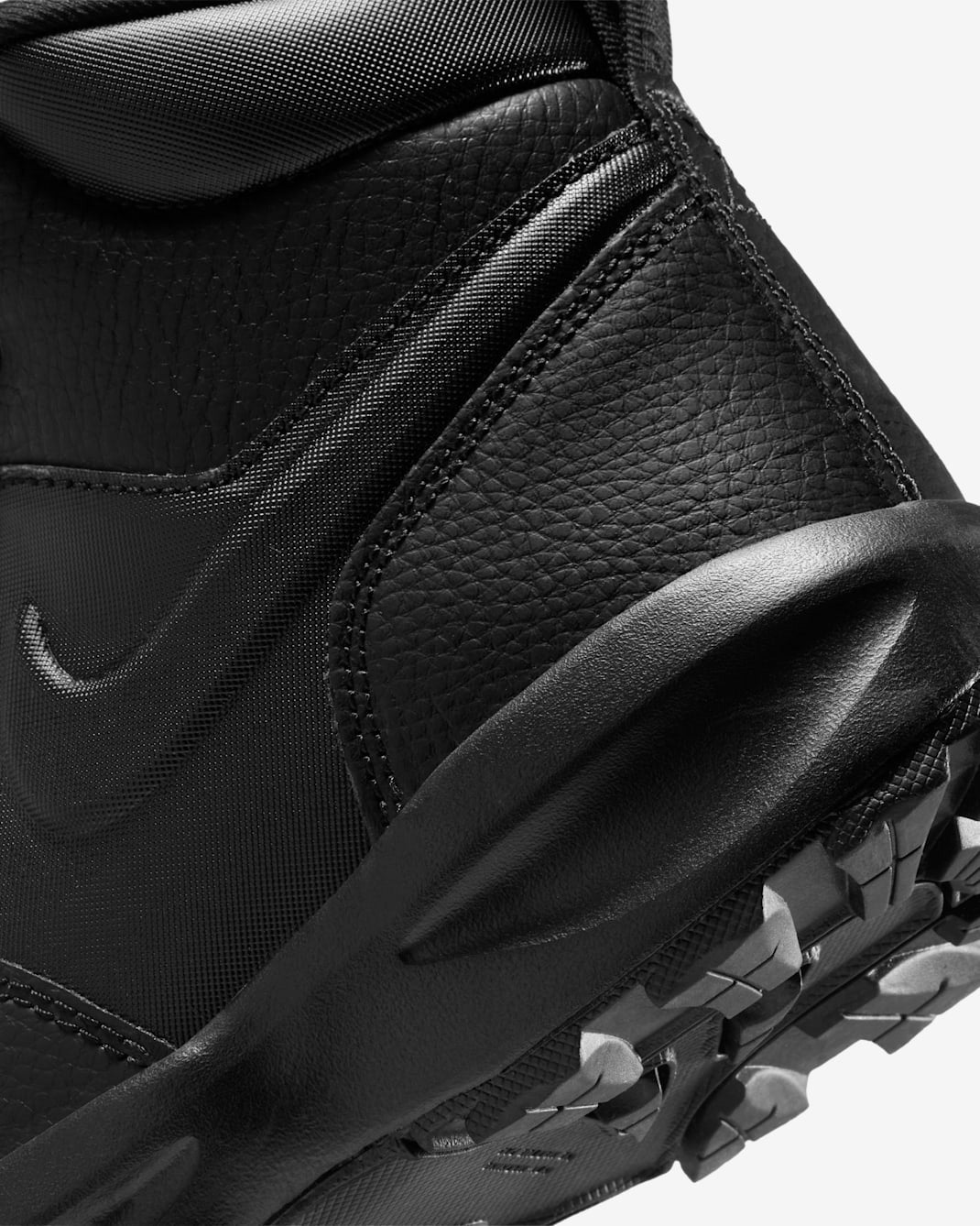 IH7679-001 Nike GS Manoa 17 Triple Black