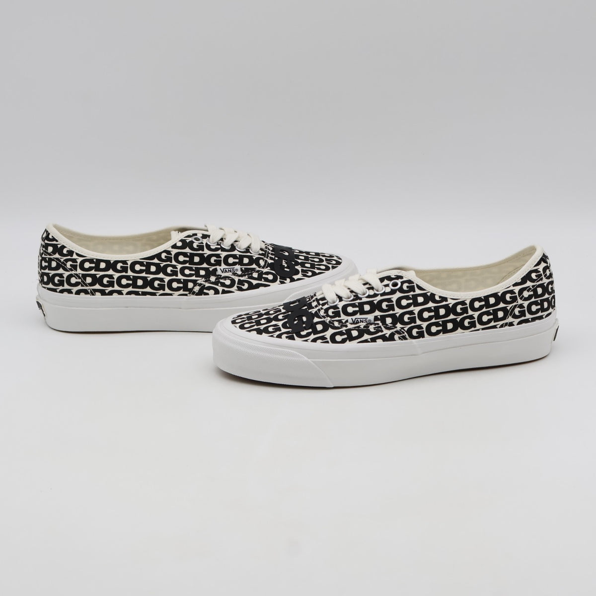 VN000EEUUY6 CDG (COMME des GARCONS) Ã OTW by Vans Authentic White (Men's)
