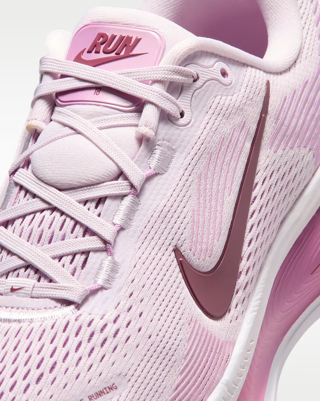 HM6804-500 Nike Vomero 18 (Women's)