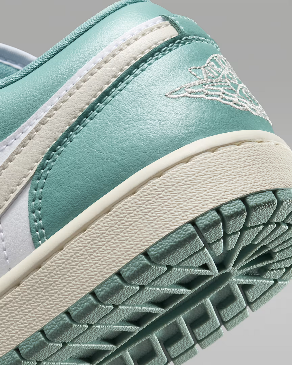 DC0774-138 Nike  Air Jordan 1 Low White Cannon (Women's)