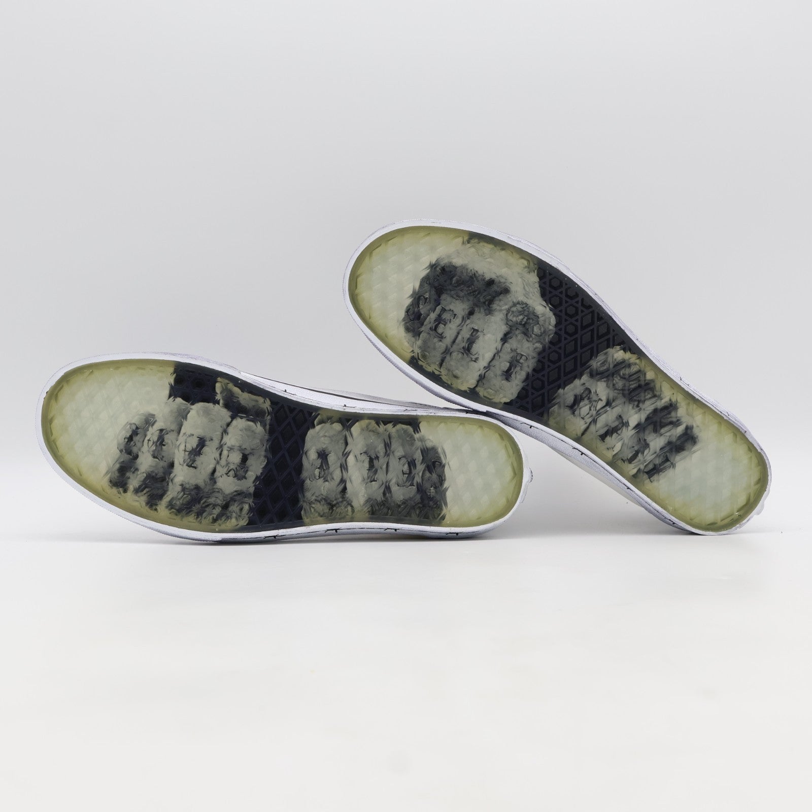 VN000E9TCJ7 Travis Barker Ã Vans Old Skool "Dues Paid/White" (Men's)