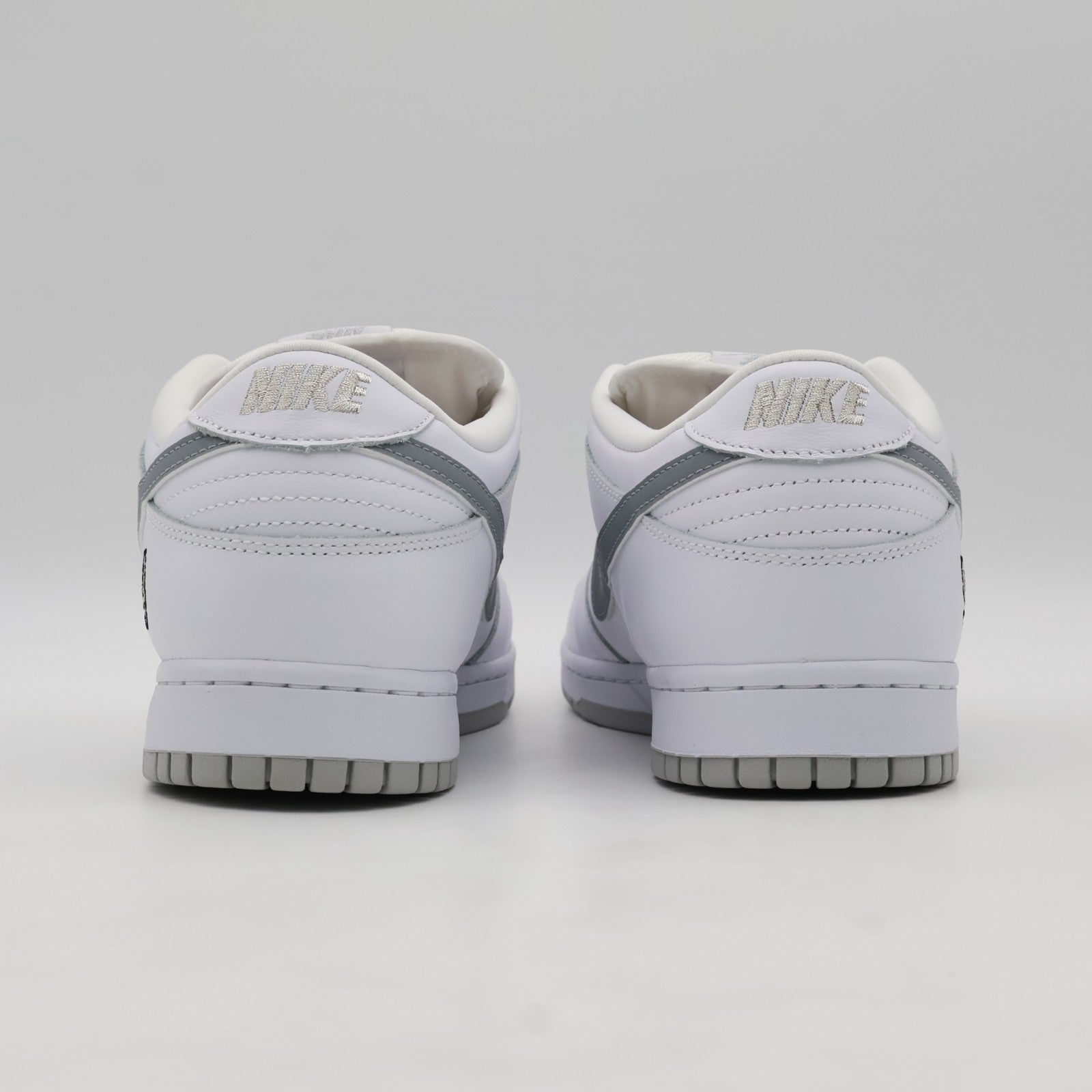 HQ8487-100 Supreme Nike SB Dunk Low White Metallic Silver (25FW Week2) (Men's)