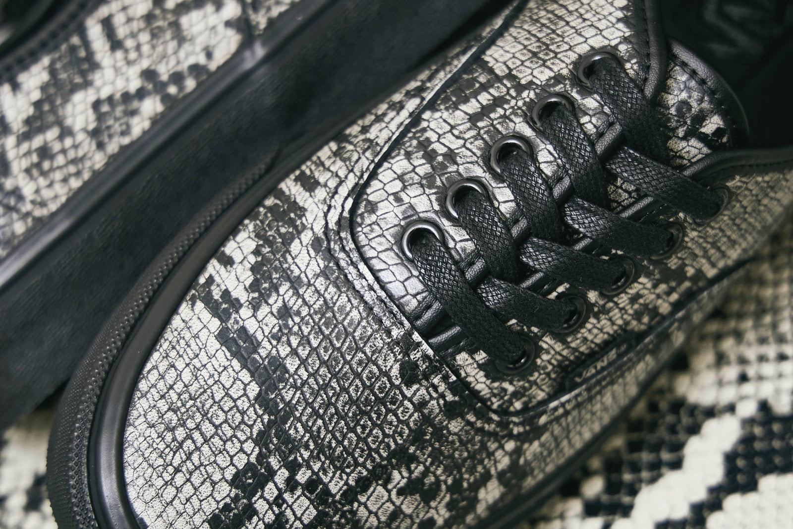 688082-0001 BILLY'S Exclusive Vans Authentic Year of the Snake Black (Men's)
