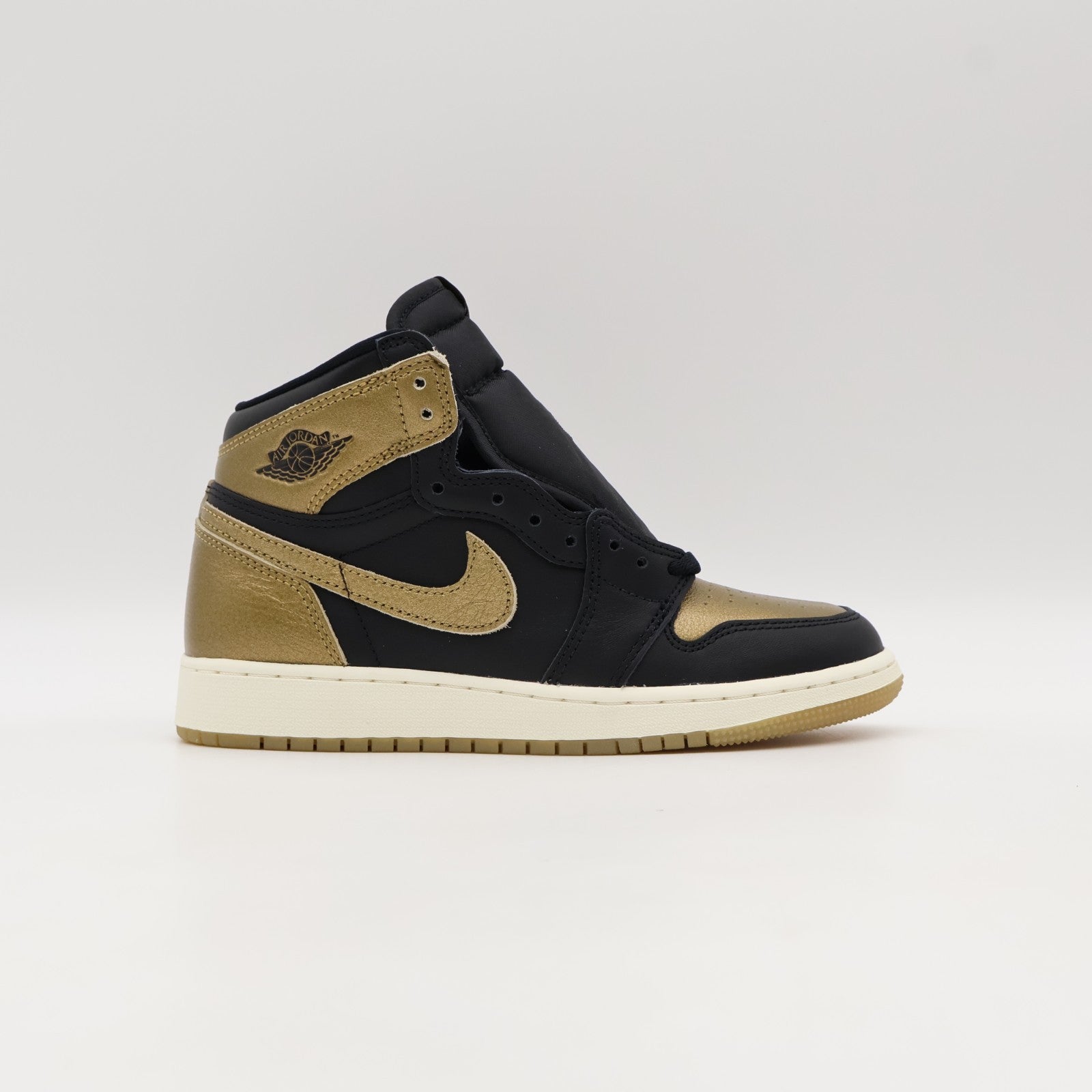 FD1437-071 Nike GS Air Jordan 1 Retro High OG Black and Gold