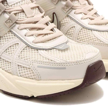 FD0736-103 Nike V2K Run Light All Wood Brown Khaki Earth Light Bone (Women's)