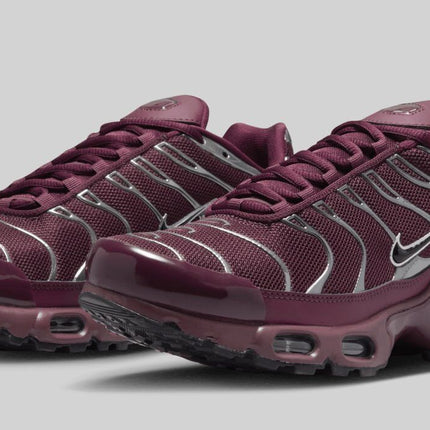 HJ9743-600 Nike Air Max Plus SE Night Maroon Dark Team Red Metallic (Women's)