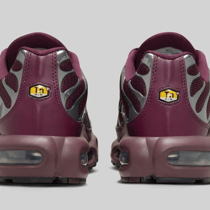 HJ9743-600 Nike Air Max Plus SE Night Maroon Dark Team Red Metallic (Women's)